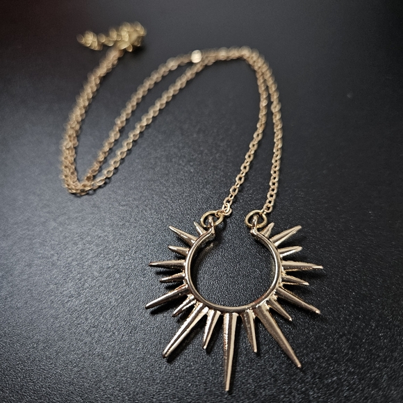 unsigned Jewelry - Sunburst Necklace - Goldtone
